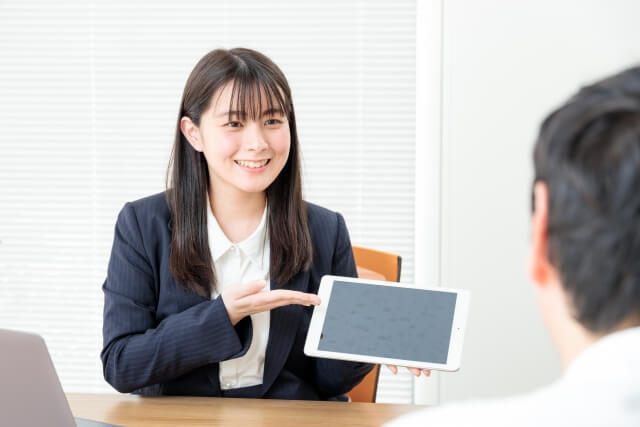 デジタルサイネージ広告費用の内訳と仕組み